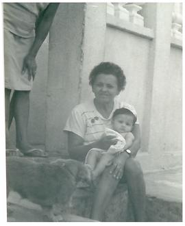 Moradora com criança no colo - Bairro Pirambu, Fortaleza (CE)