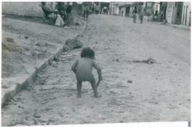 Criança em rua do bairro Nossa Senhora das Graças (Pirambu), Fortaleza (CE)