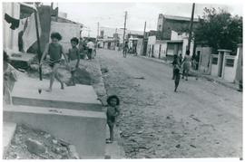Crianças brincando em rua do bairro Nossa Senhora das Graças (Pirambu), Fortaleza (CE)